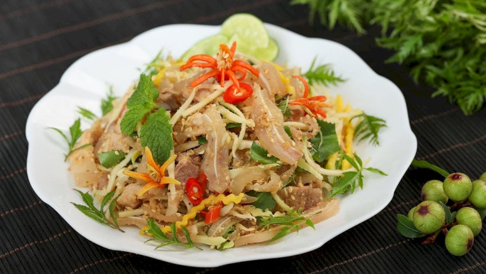 Nem chạo thường chế biến cùng tai heo
